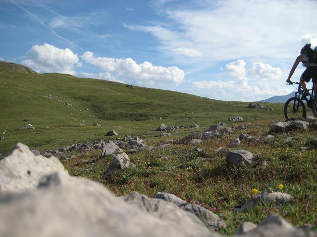 Croix de La Salcette : ça roule sur le plateau verdoyant du sommet.