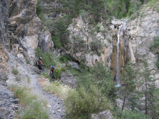 Cascade : Joli passage, du coup on s'oblige à passer l'épingle à pieds pour admirer ;-)