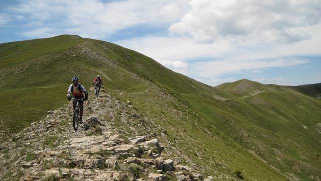 Col de Dormillouse : Descente sur le fil de la crête avec La Tête de la Gipière dans le dos.