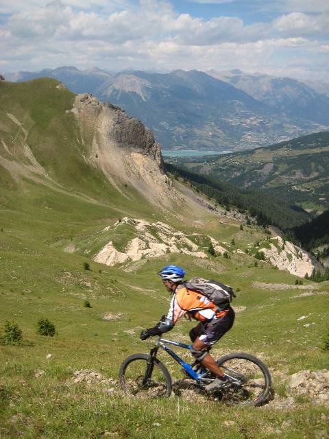 Descente du col : Et vue sur Serre-Ponçon.