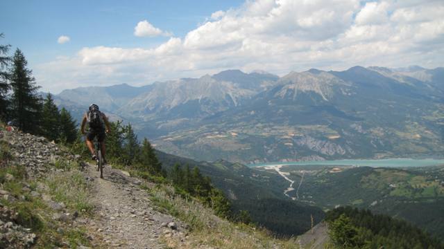 Chemin de Ceinture : L'eau de Serre-Ponçon nous tend les bras...