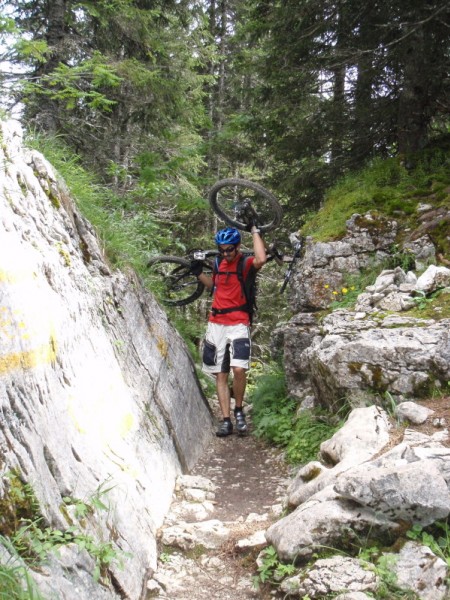retour sur champ laitier : Passage un peu étroit pour les vélos, la descente suivante est teigneuse....