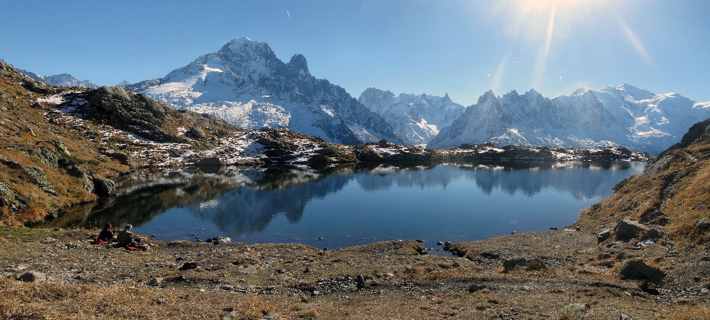 Lac des Chezerys. De l'Aiguille Verte au Mt Blanc en passant par les Grandes Jorasses et les Aiguilles de Chamonix.