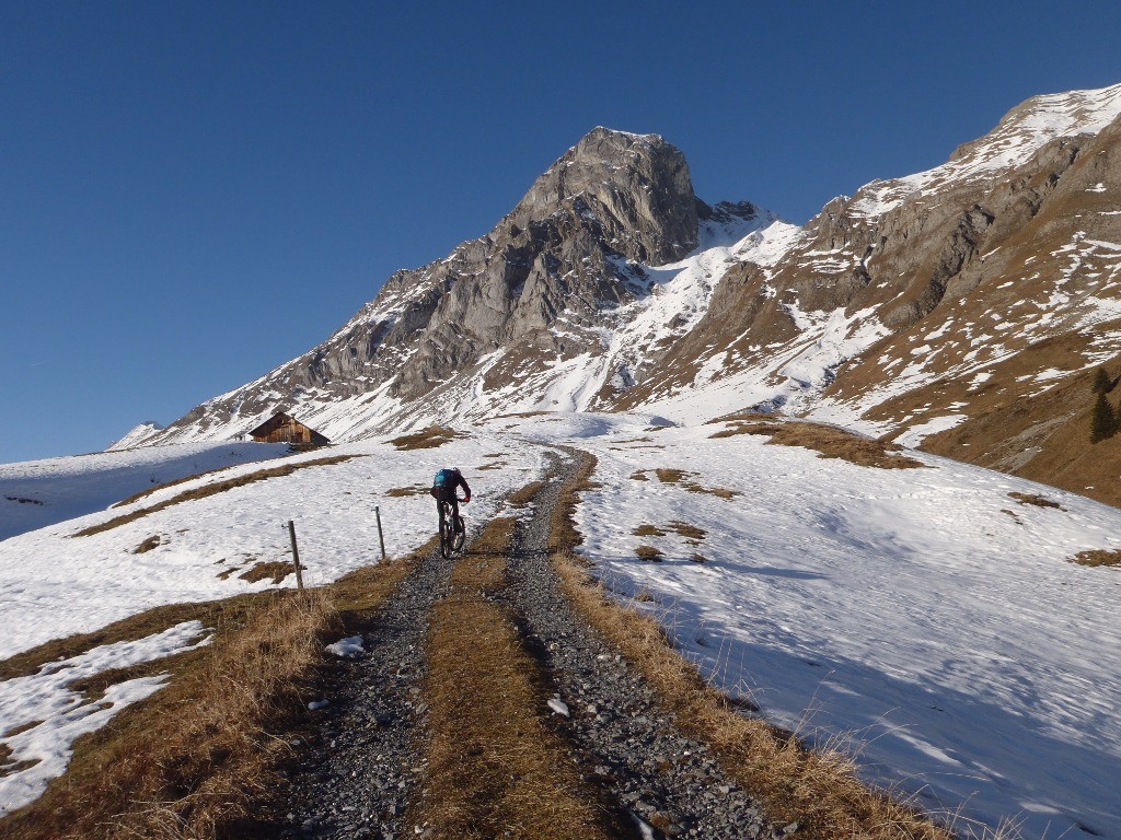 Piste des Chalets de COEUR : Chalets de COEUR en vue, nous allons grimper les pâturages qui se trouvent sur la droite.