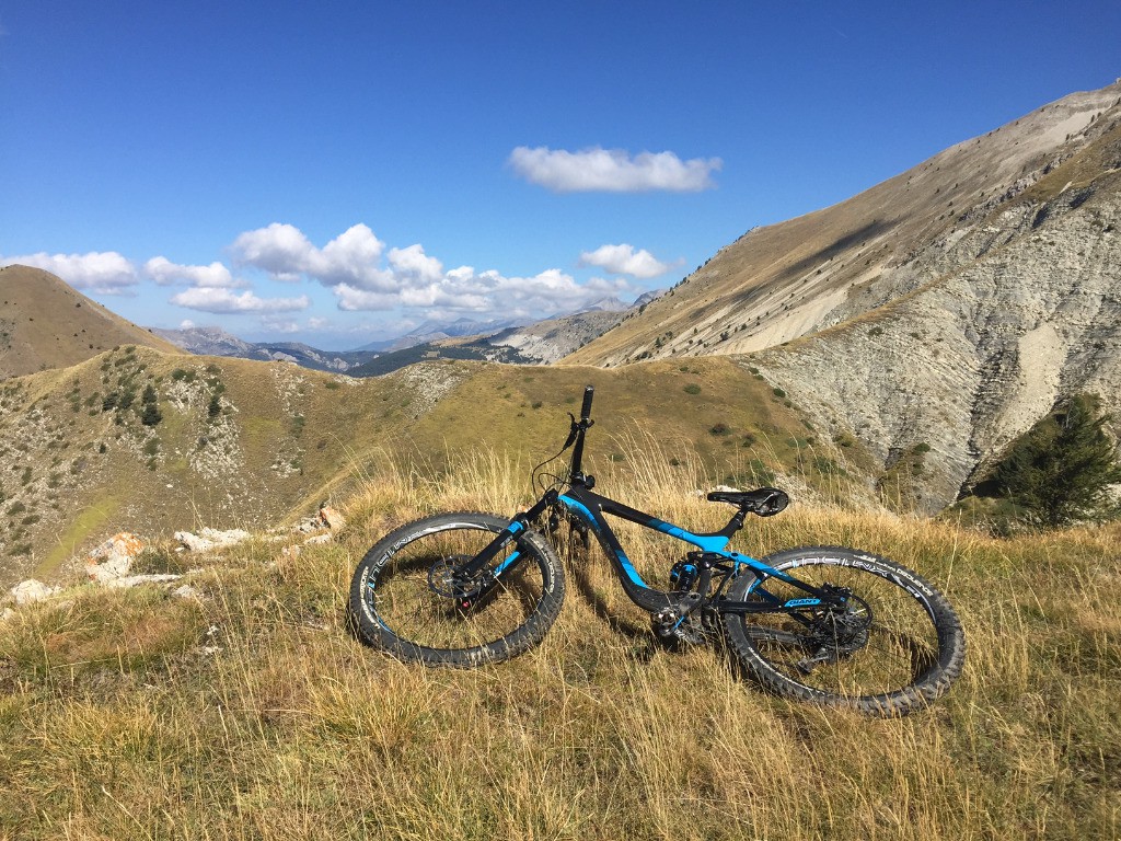 #12 Vue sur le col de la baisse séparant à gauche la montagne du Carton et à droite la plane de Boules. Au dernier plan le massif de la Blanche Vue sur le col de la baisse séparant à gauche la montagne du Carton et à droite la plane de Boules. Au dernier plan le massif de la Blanche