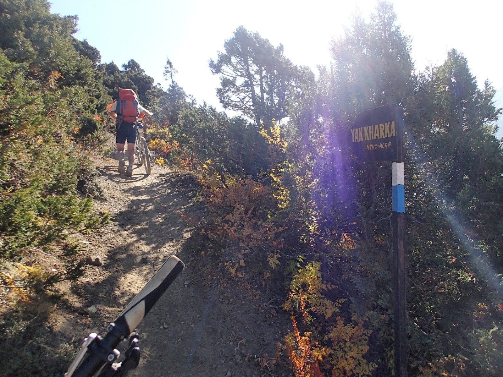 On retrouve des sentiers plus ... \