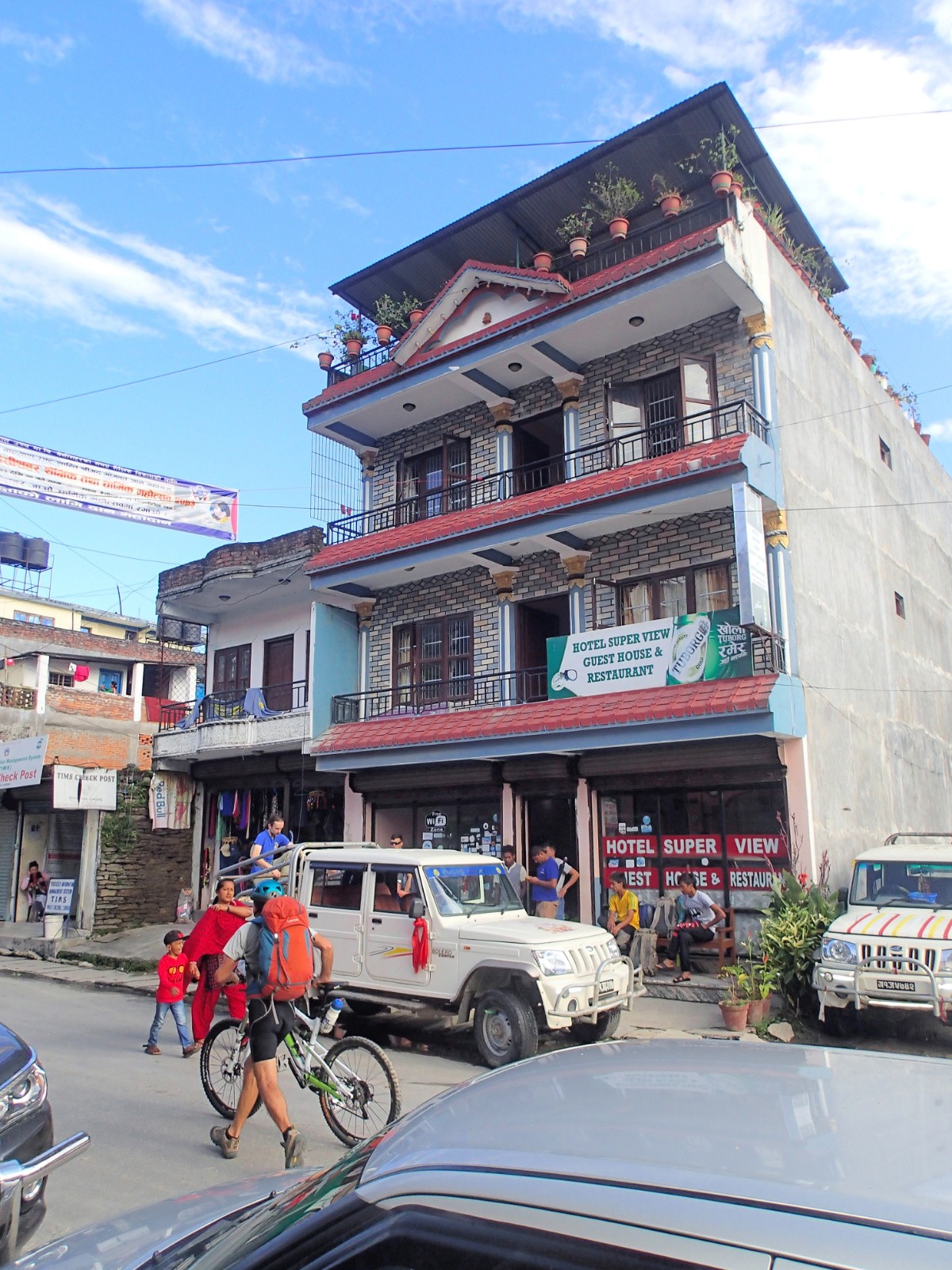 Besishahar, on quitte l'hôtel où on a passé une nuit bruyante !