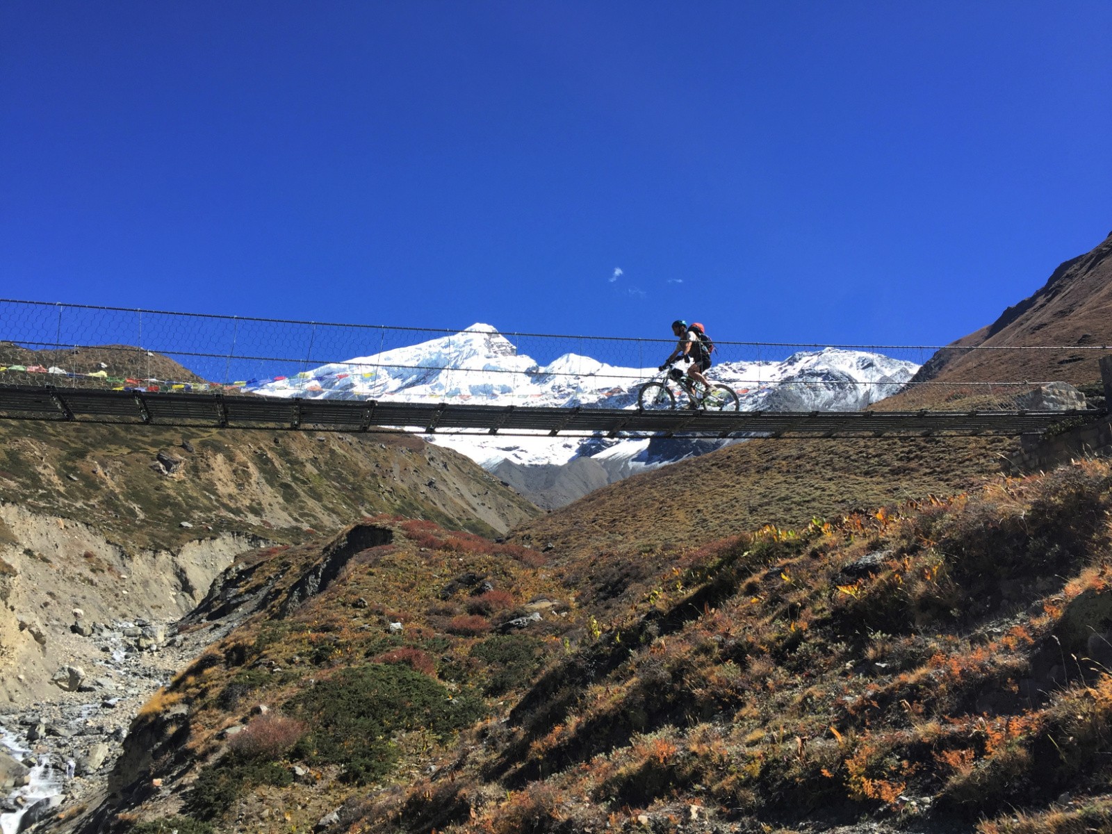 Passerelle devant la chaîne des \