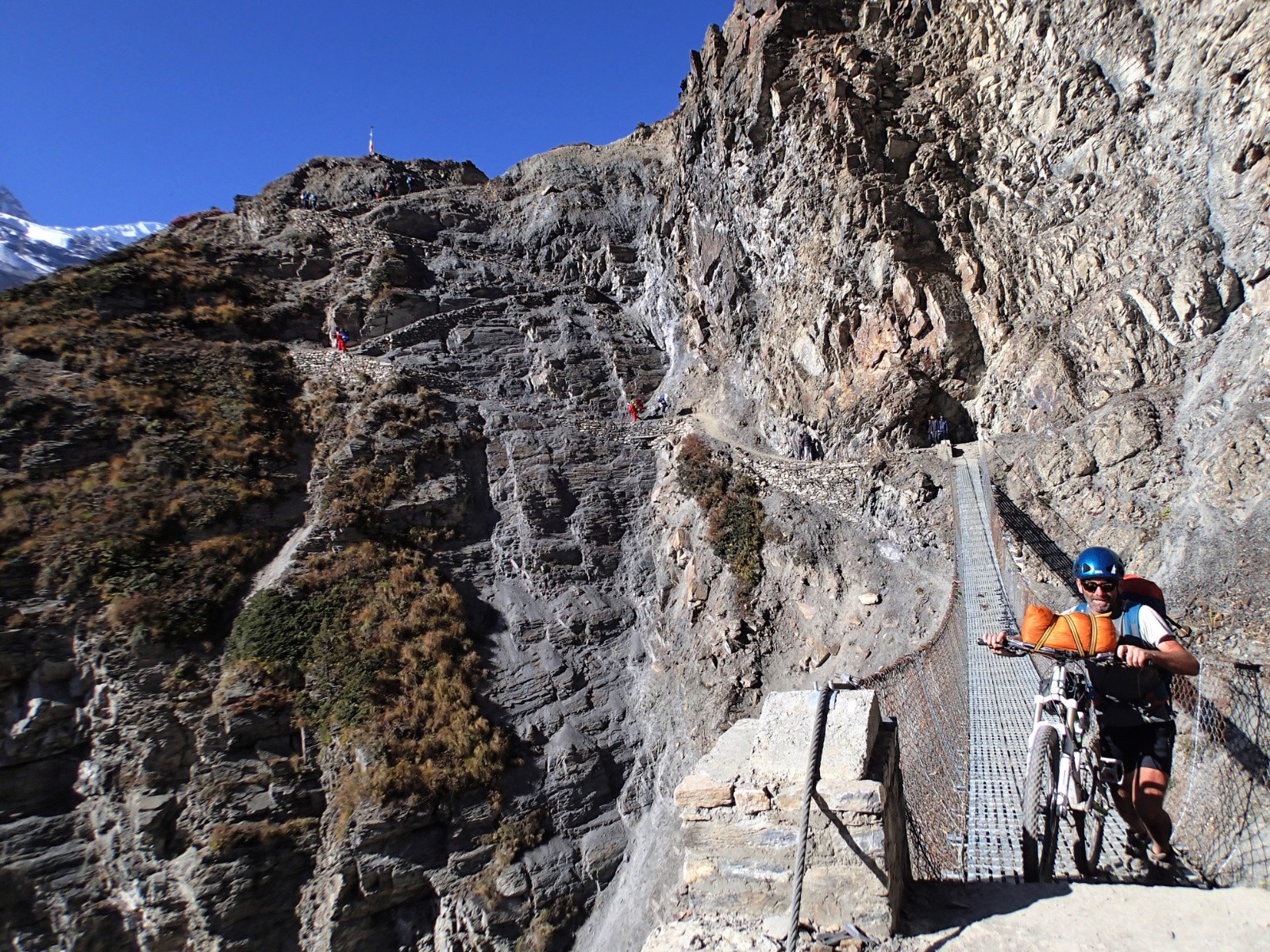 ... Et l'hallucinante passerelle qui fait suite ...