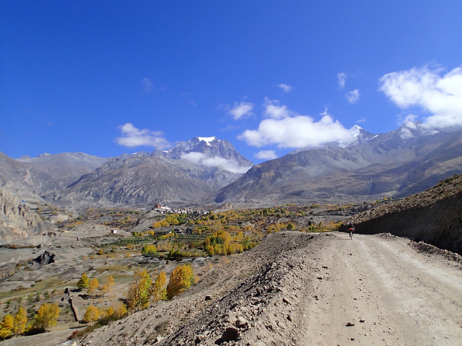 Au fond à droite la zone du ThorongLa...
On est déjà presque sous les 3000m !!!