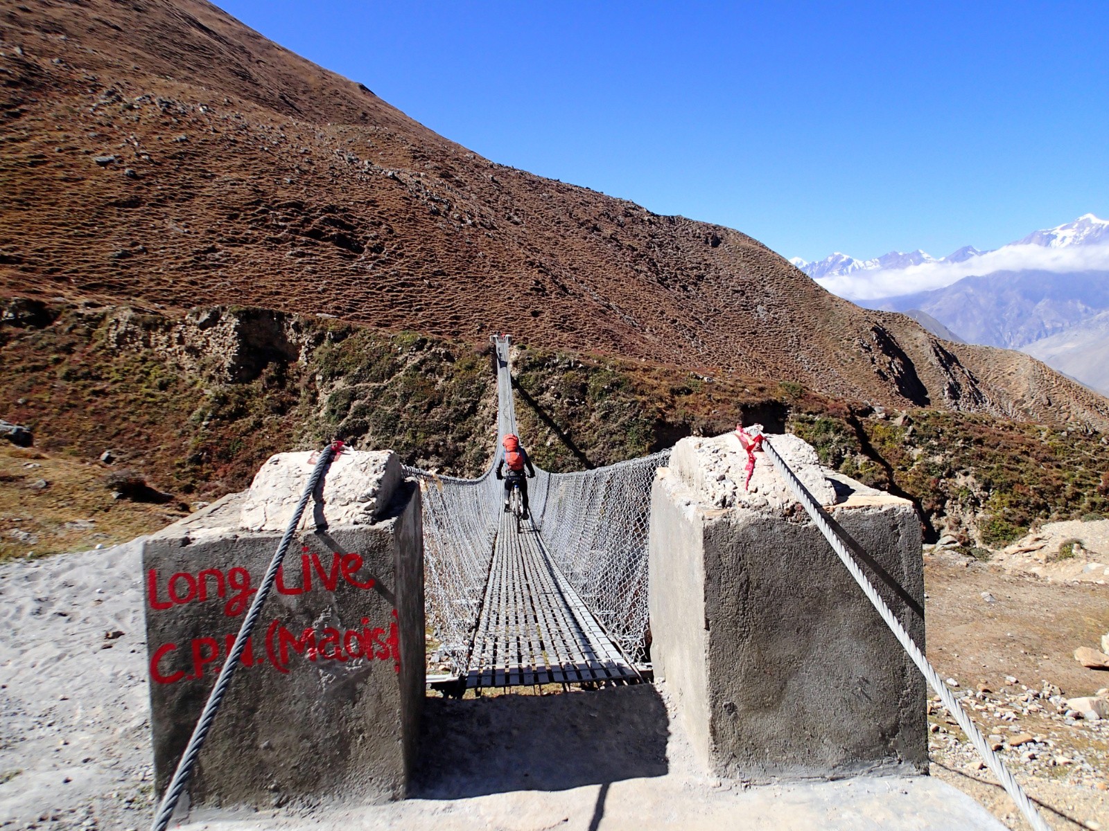 Première passerelle dans la descente du ThorongLa Pass...