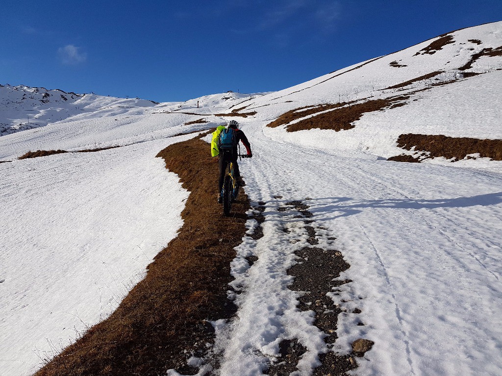 Le début de la neige, sur le bas, la neige est moyennement dure.
