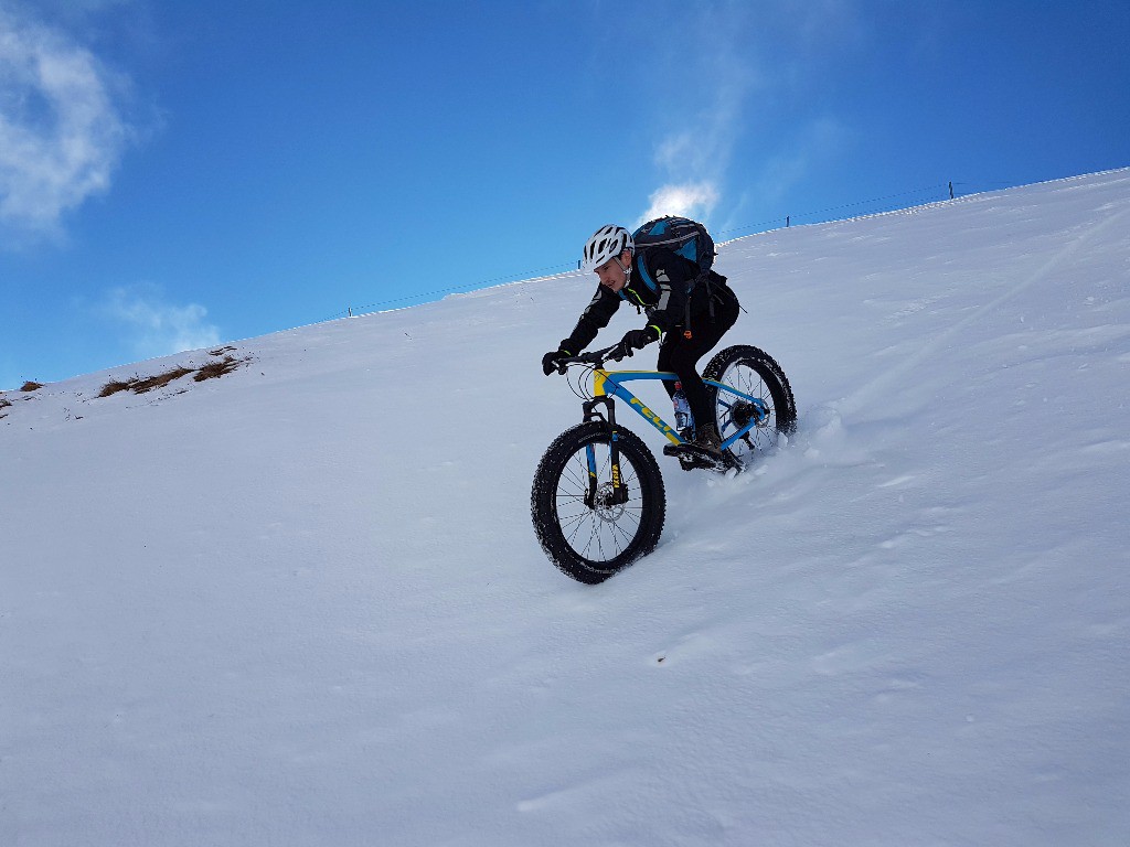 Alban en hors piste dans des zones pentues.  
