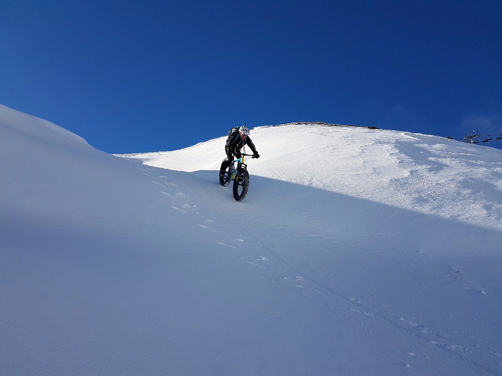 Descente en hors piste le long d'un congère. 