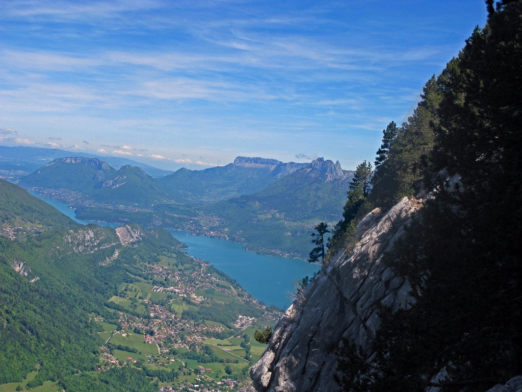 La photo classique dans la falaise sur fond de lac d'Annecy