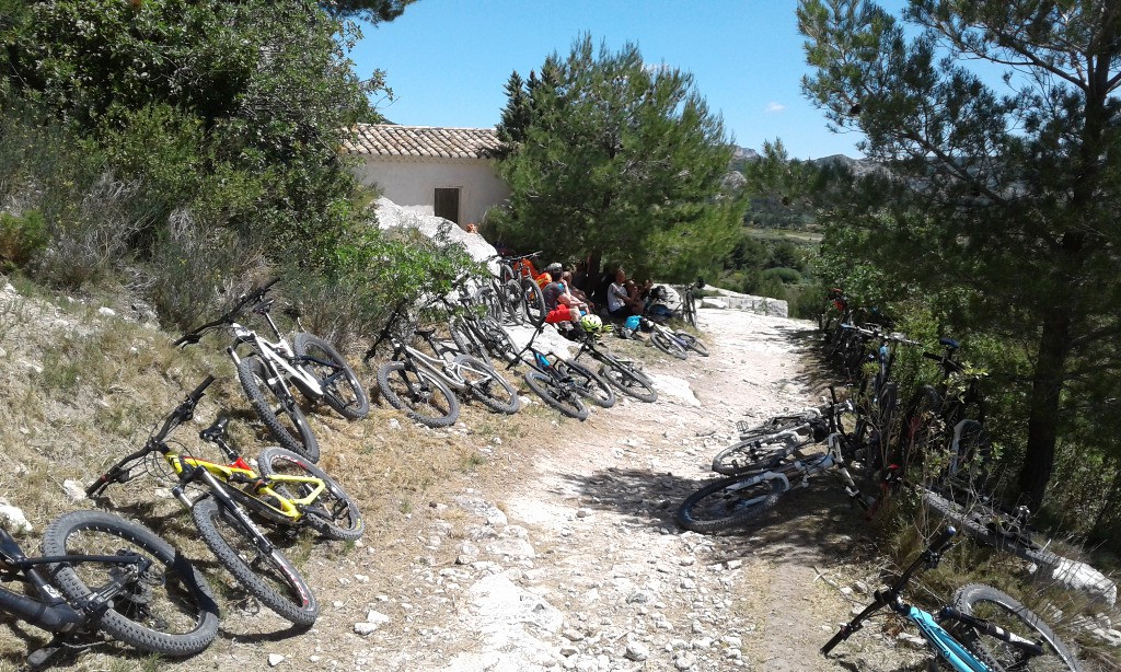 Bourse aux vélos sous les Baux de Provence