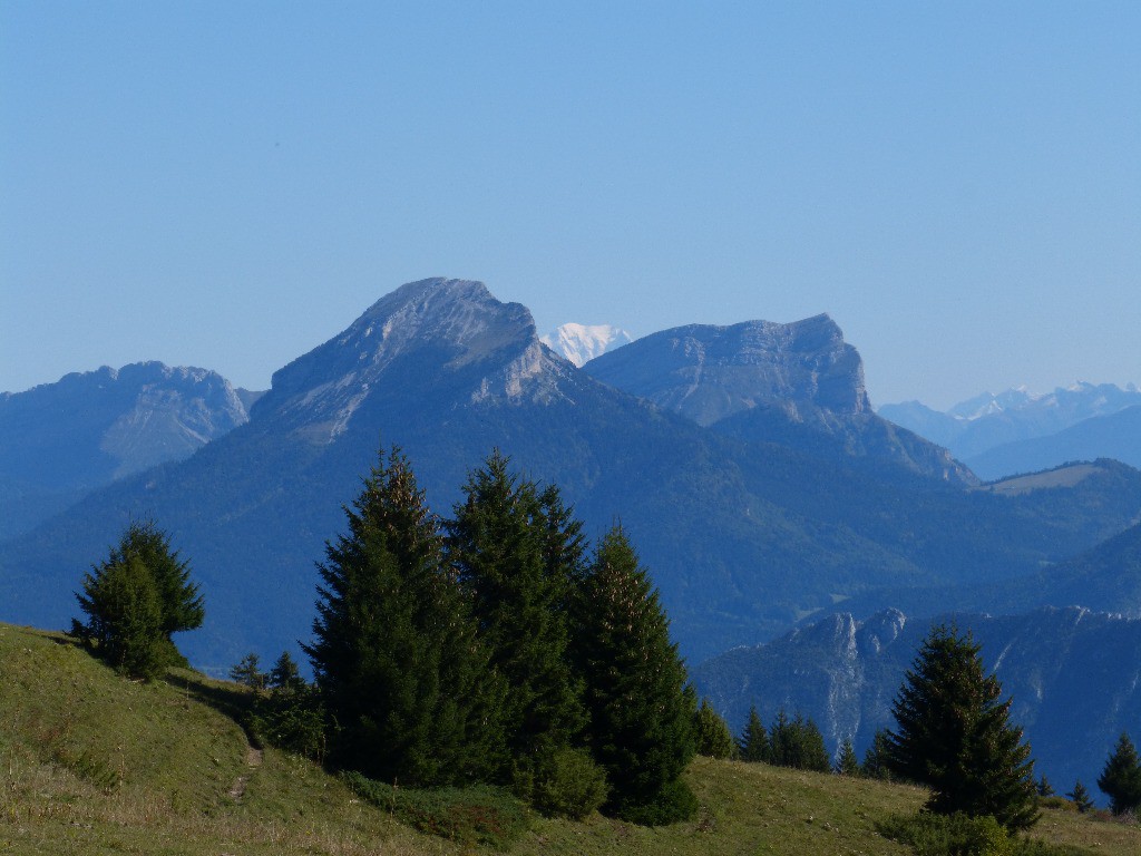 Mont Blanc entre deux beaux sommets de la Chartreuses