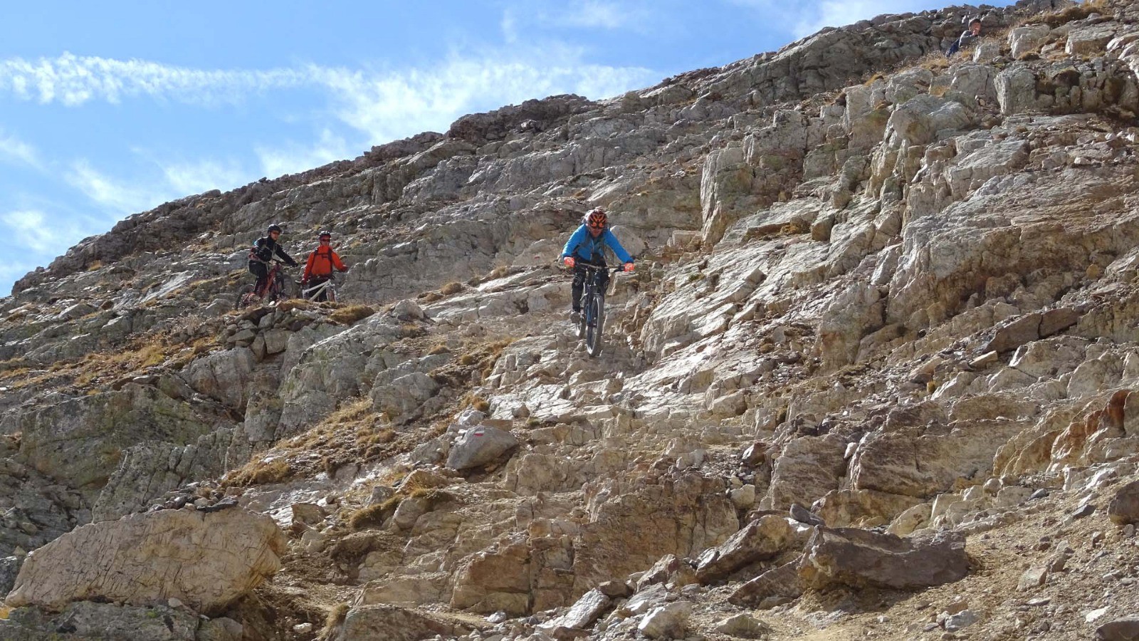 2nde difficulté dans la descente du Thabor, un enchainement de marches, d'épingles et d'étroitures dans une barre de quartzite (photo Yvan).
