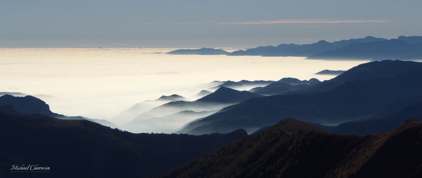 Bien en-dessous de nous, la nebbia (mer de nuage caractéristique du Piémont) occulte le fond des vallées tel un tapis d'ouate. 