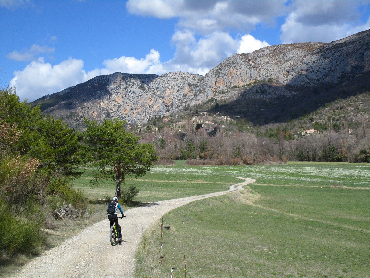 Les champs avant Moustiers