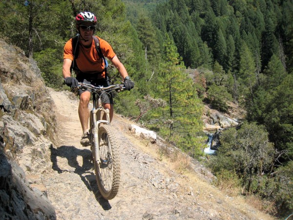 Downieville Downhill : Quelques portions plus cassantes au dessus de la rivière