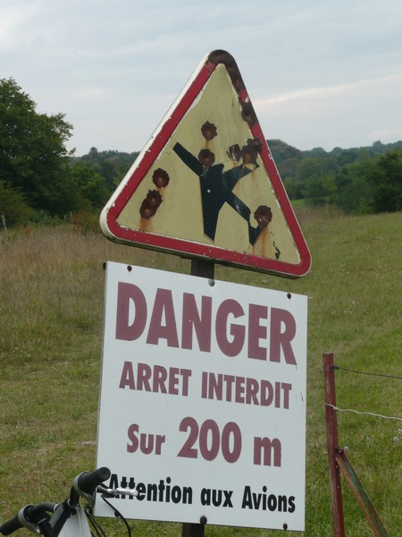 Passage Extrêmement Dangereux : Baissez vous !

on se demande si le danger vient des avions ou des chasseurs ... affaire à suivre