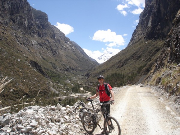 hugo2 : En sortant de La Quebrada Cojup, en fond le Palcaraju 6110m. on est pratiquement a 4000m