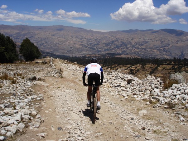 louis2 : Louis sur le chemin après le Lodge "Way Inn". Sa roule bien, mais pas mal de pierres...