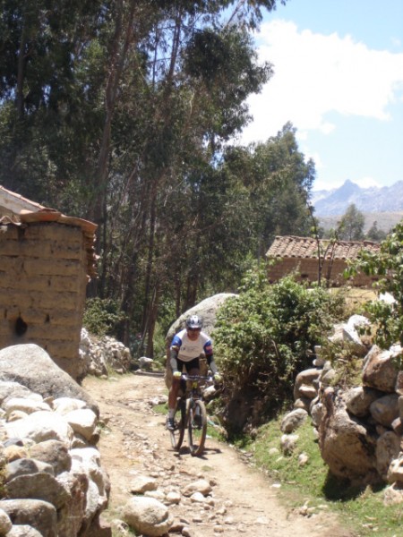 louis3 : Traversée du village de Unchus (3400m) par les chemins....
