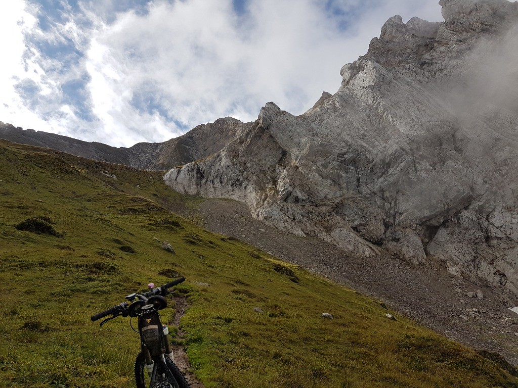 Les pâturages avec la vue sur l'entrée de la cuvette sous la Petite Miaz.