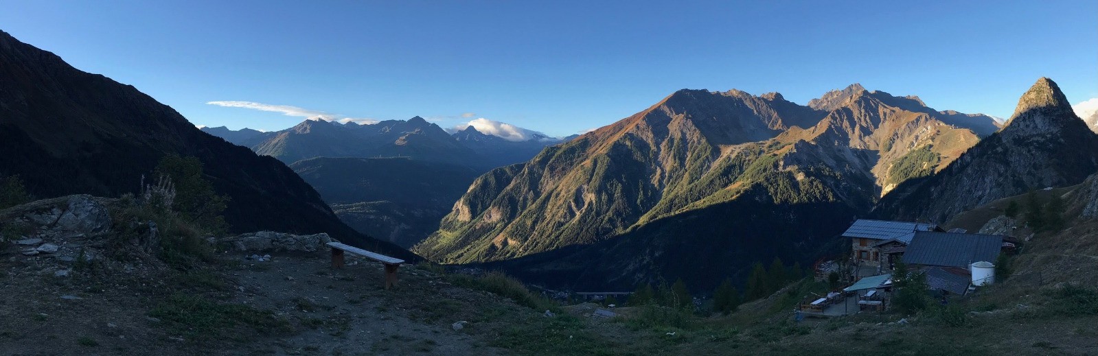 Jour 3 : réveil au refuge Bertone, vue sur le Val d'Aoste
