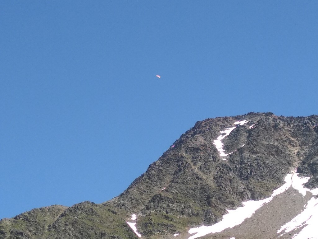 Grosses condis en parapente, environs 150 pilotes se sont posés au Mont Blanc mercredi dernier...
