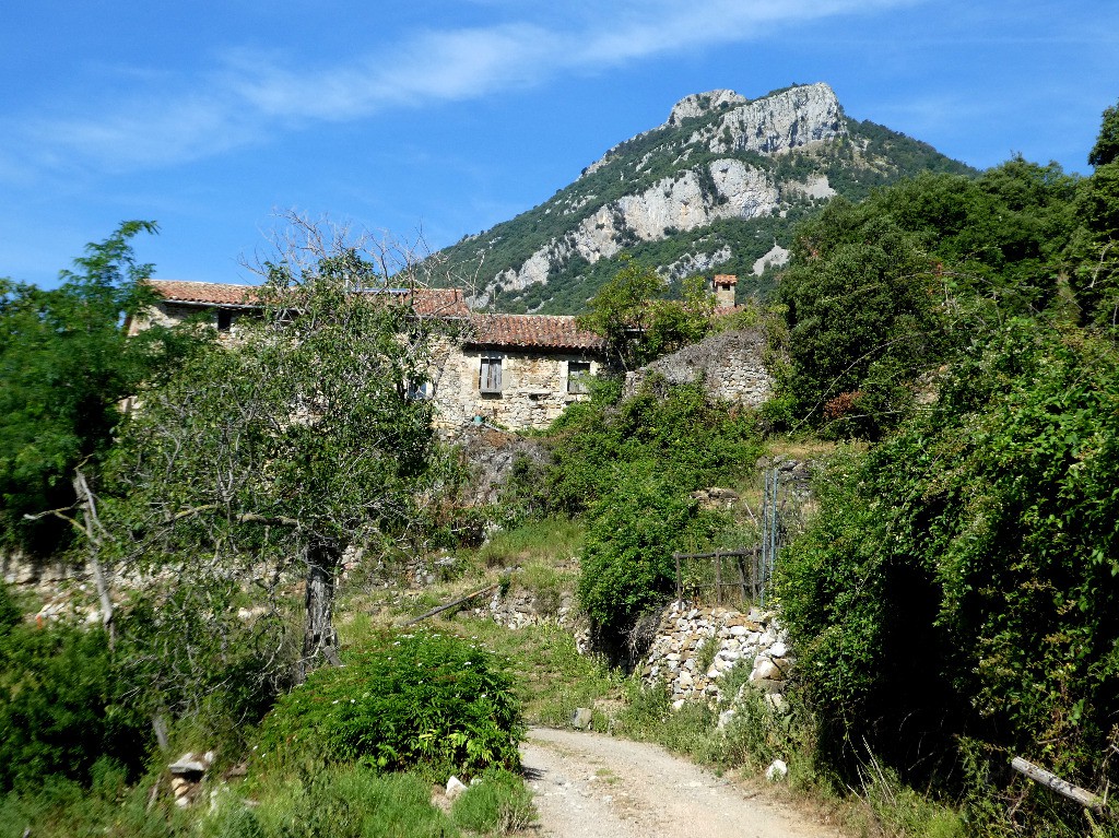 Hameau perdu sous le Puig de Bassegoda (1373 m)
