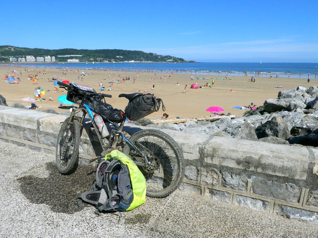 Jour 16: la plage d'Hendaye, c'est fini. Même le vélo est triste, ses larmes s'épandent sur le sol ! A moins que ce ne soit les miennes ?