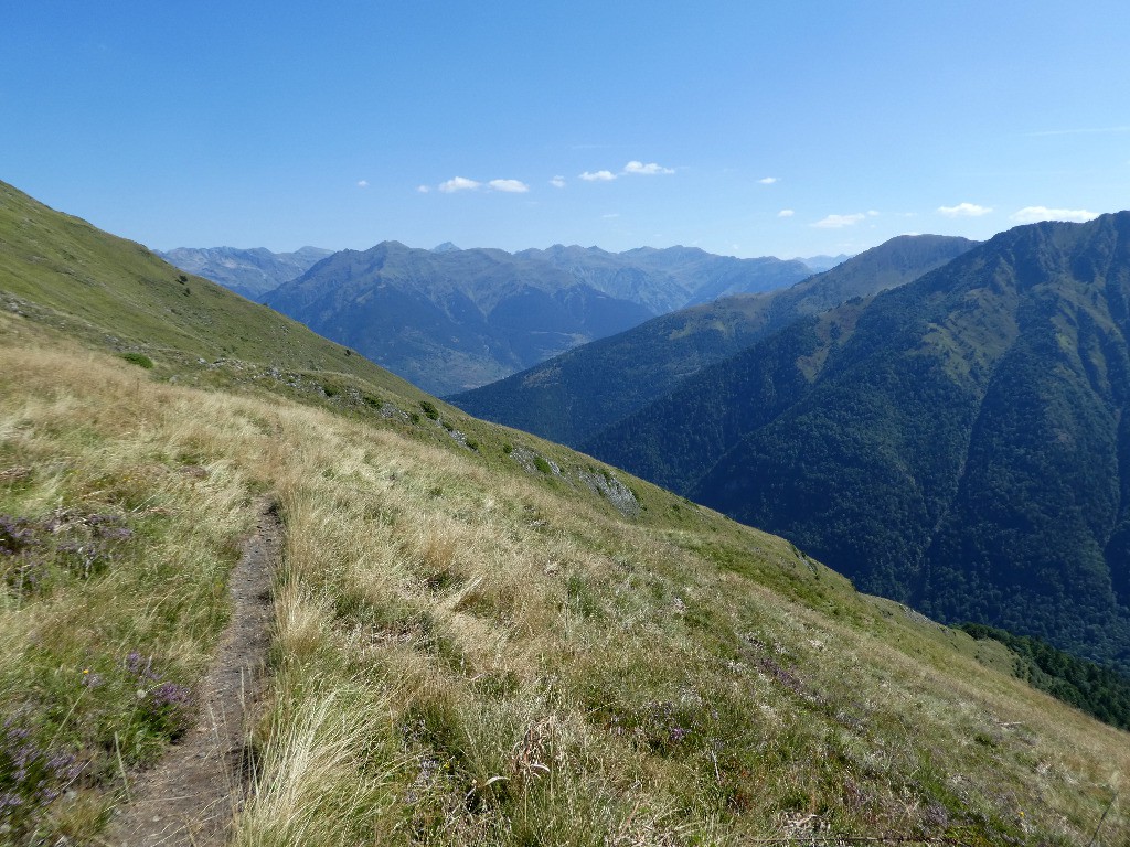 Sentier de descente sur Bordes; Mont Valier au fond