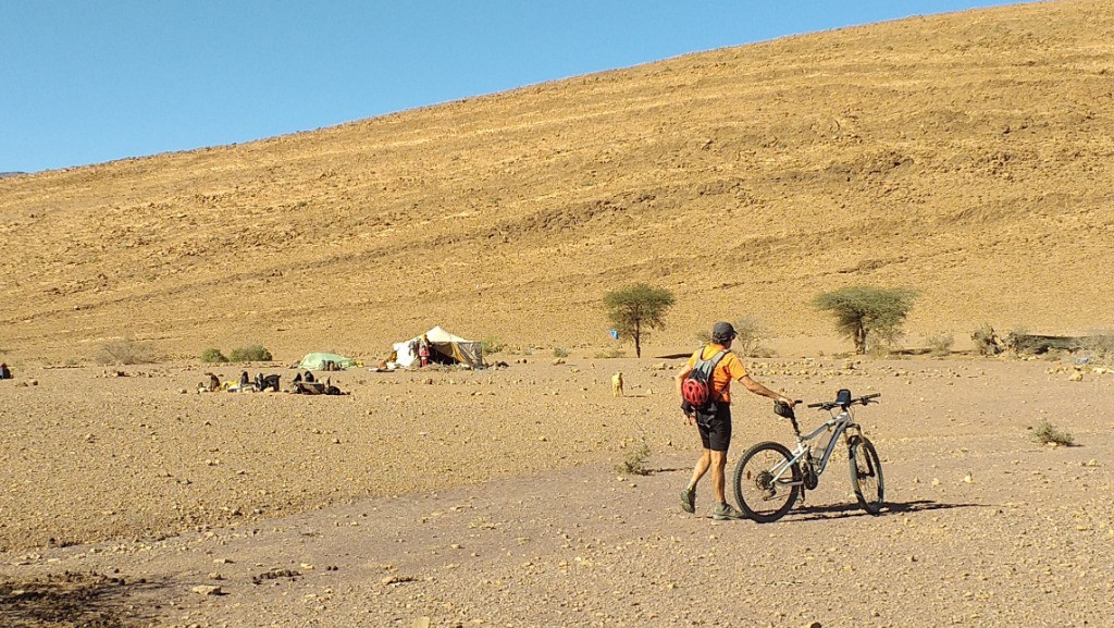 Rencontre dune famille de bergers nomades.