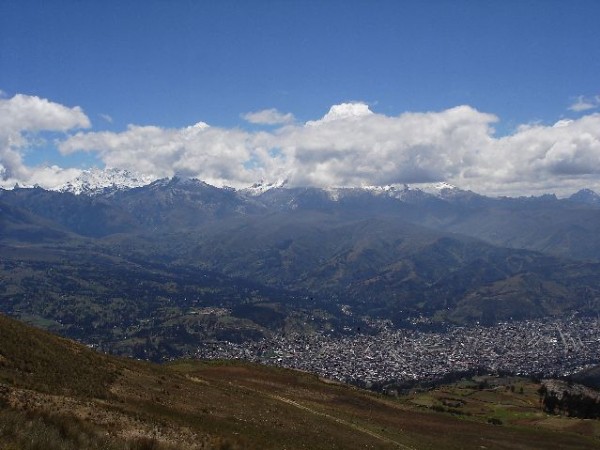 vue Huaraz : Belle vue de Huaraz, dommage les sommets sont dans les nuages