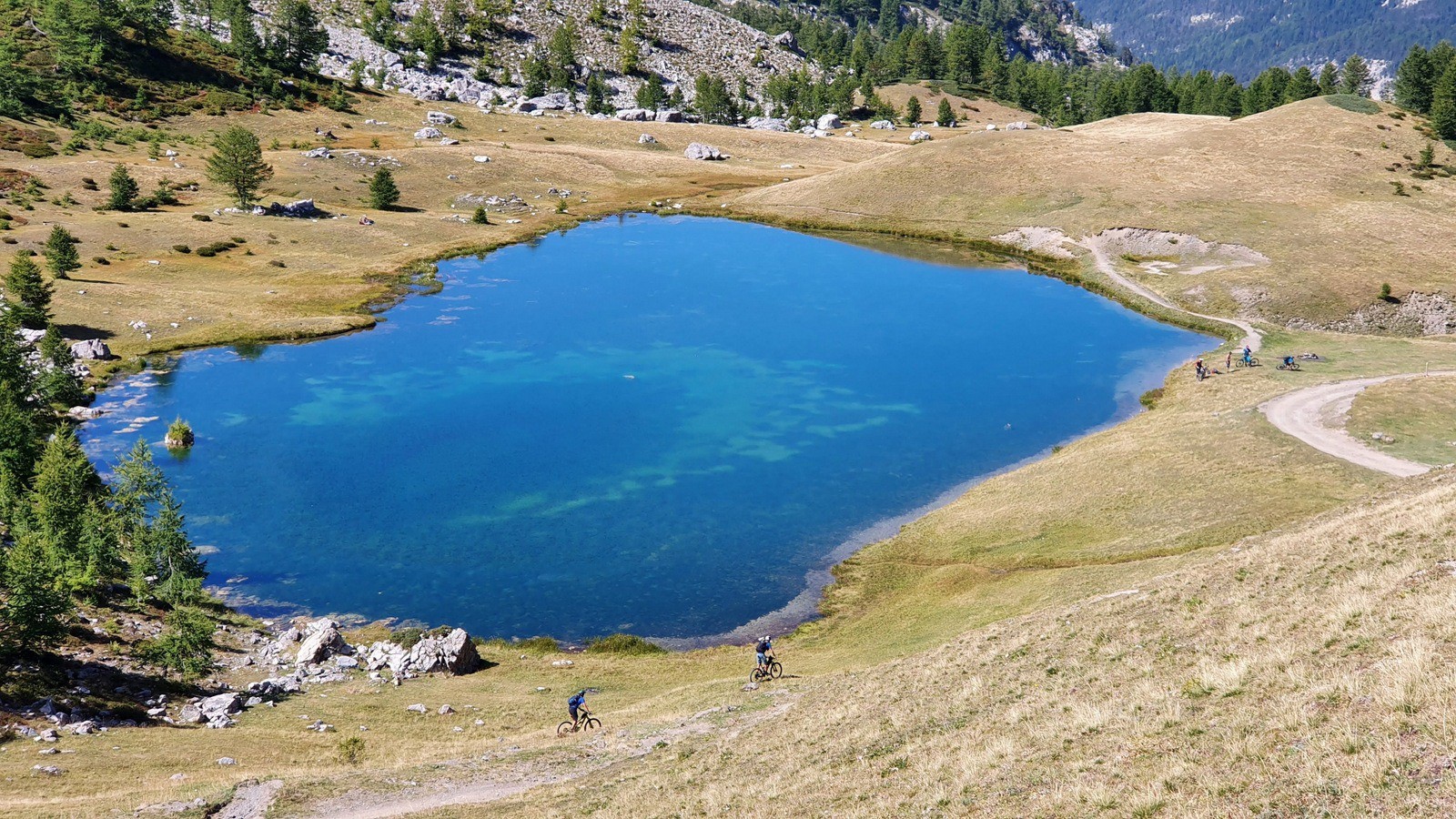 Magnifique lac du Lauzet, sa vue, son aire de pic-nic et sa baignade !