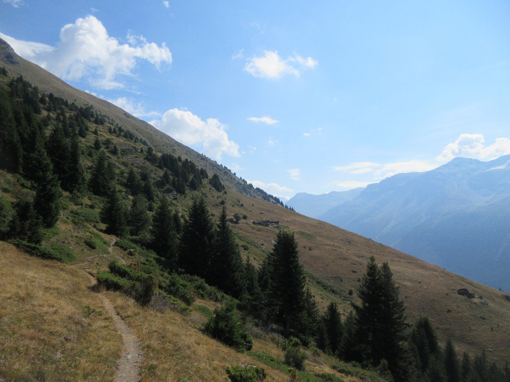 sentier balcon avant la descente sous Cuchet