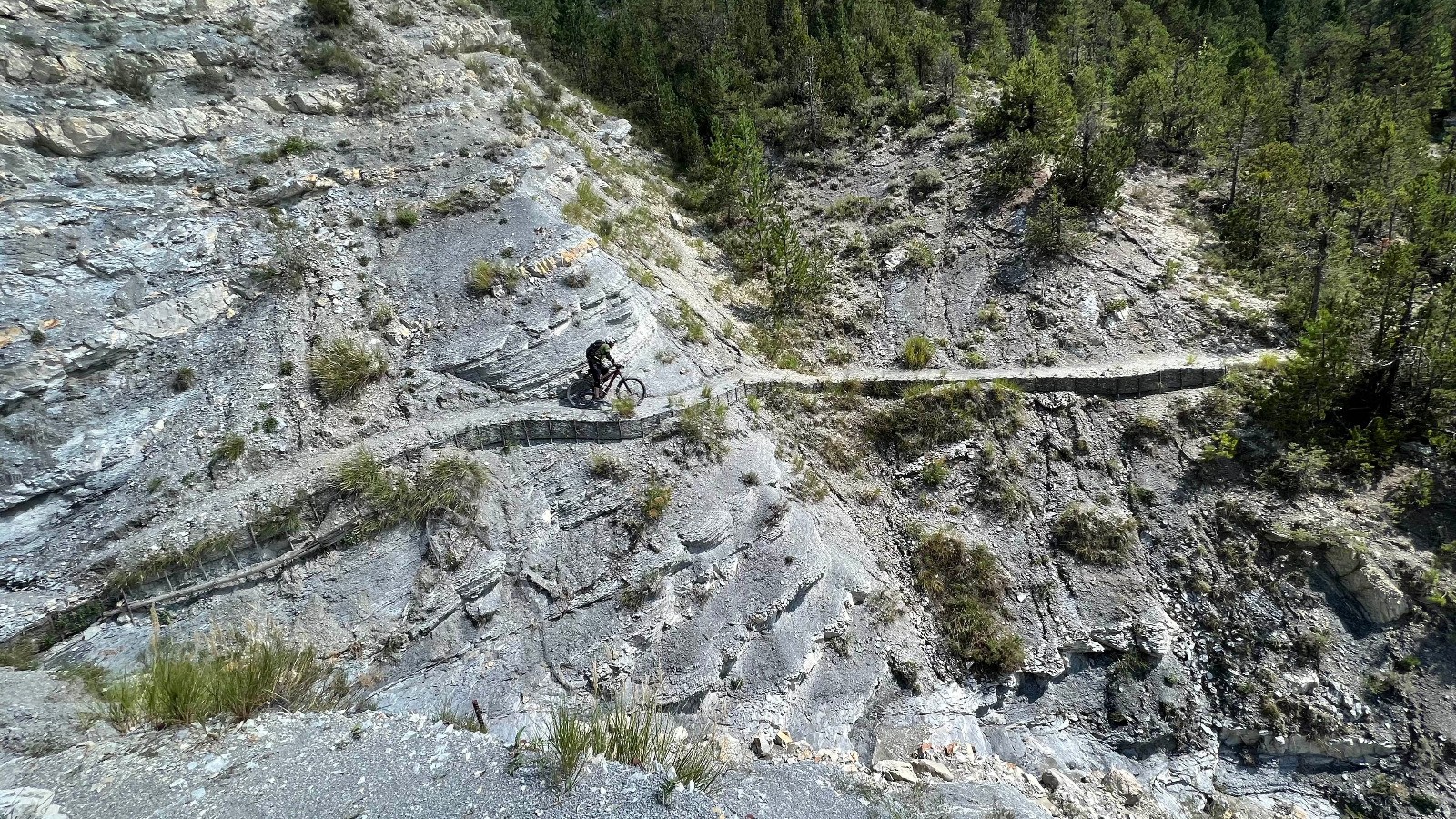 #31 Une oeuvre d Une oeuvre d'art ce sentier en balcon dans les Crouès de Chamatte