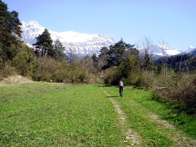 Tréminis : ça commence à sentir l'écurie,le gite est au pied des cimes enneigées...