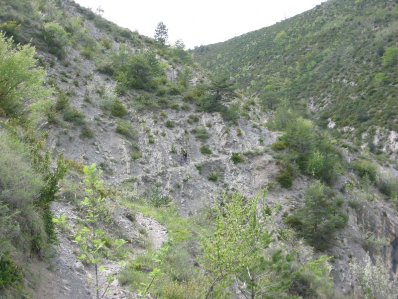 descente sur Rigaud : Pedro vient de réparer sa patte de dérailleur...