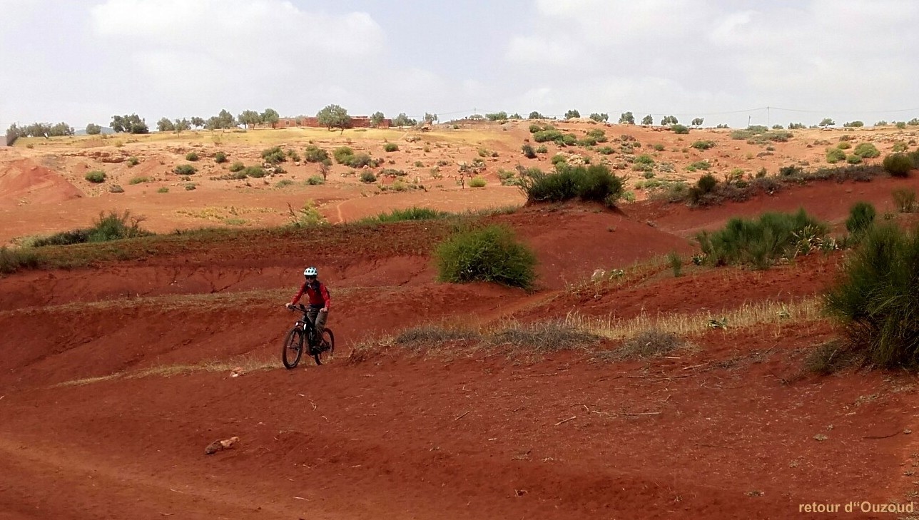 #8 Terres rouges au sud avec de beaux sentiers un peu partout. Terres rouges au sud avec de beaux sentiers un peu partout.