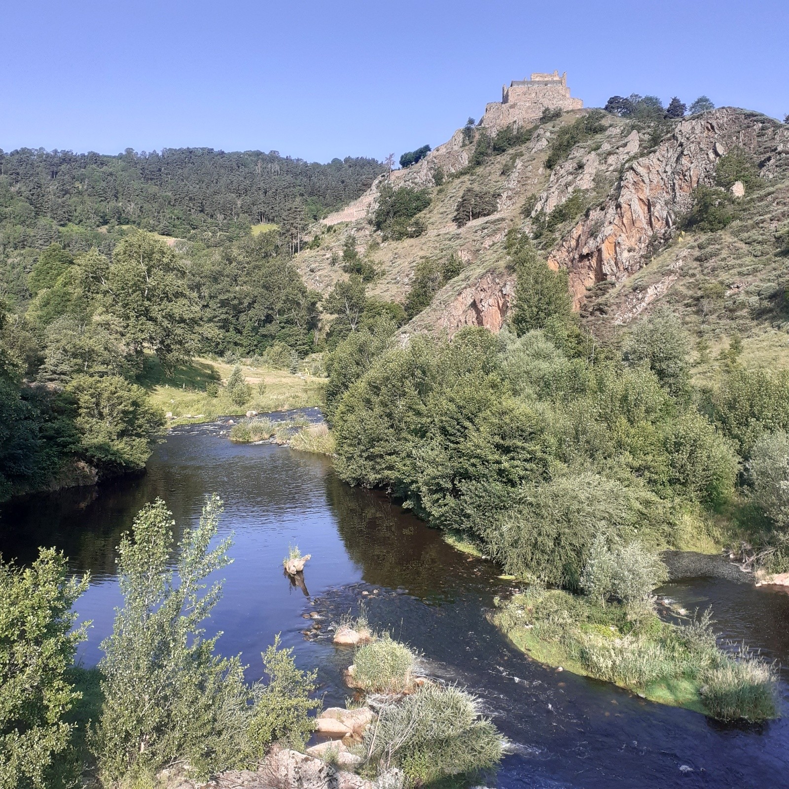 #8 Le Goudet, avec la Loire sauvage et son château bien perché Le Goudet, avec la Loire sauvage et son château bien perché