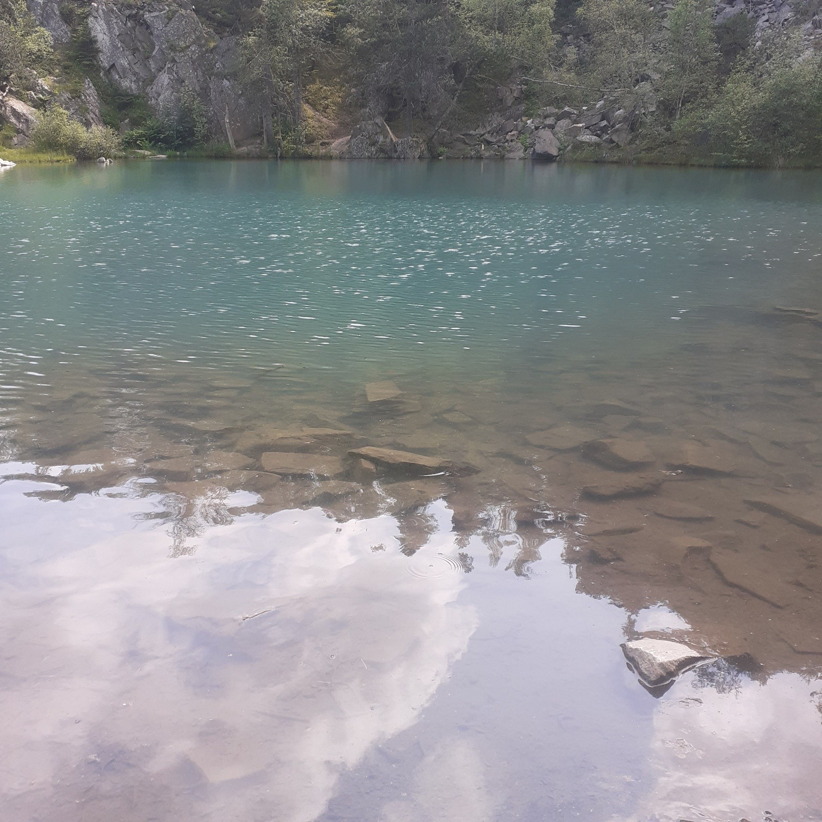 #4 Le lac bleu bien poissonneux avant d Le lac bleu bien poissonneux avant d'arriver à l'Auberge du Meygal