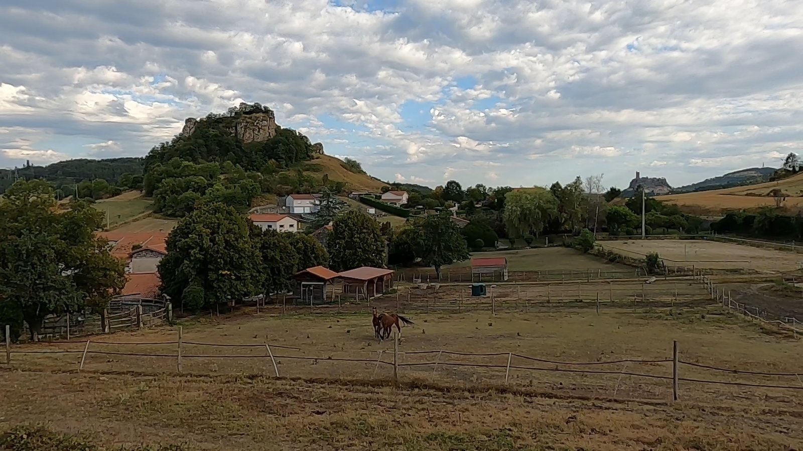 #1 La Roche de Suc depuis Rochelimagne, et au fond la forteresse de Polignac La Roche de Suc depuis Rochelimagne, et au fond la forteresse de Polignac