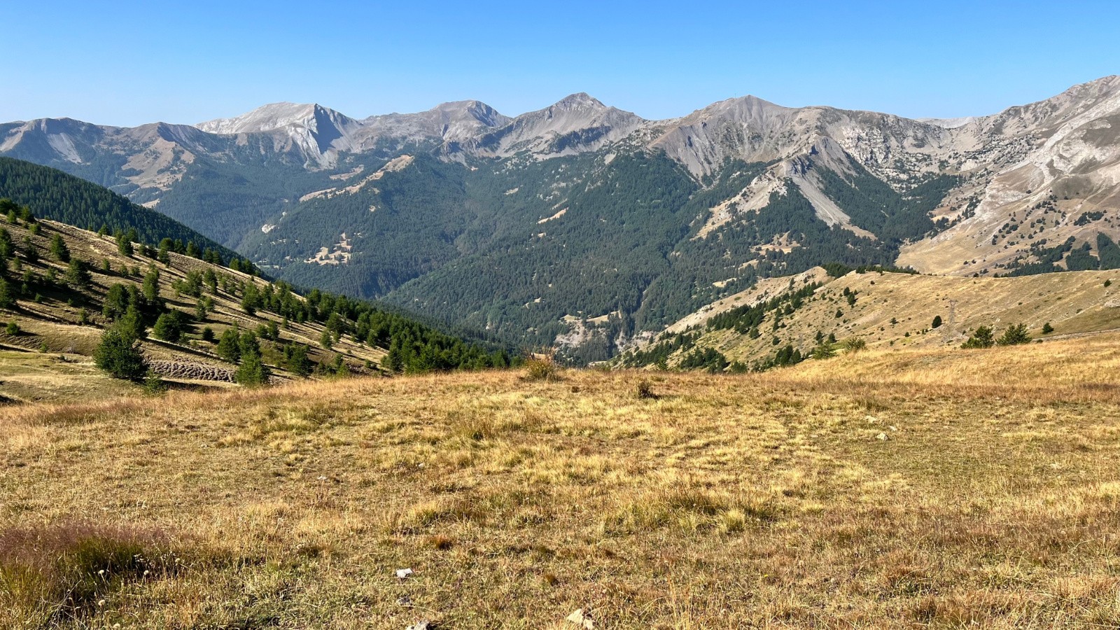 Vue sur la rive droite du val d'Allos qu'on va rouler par la suite