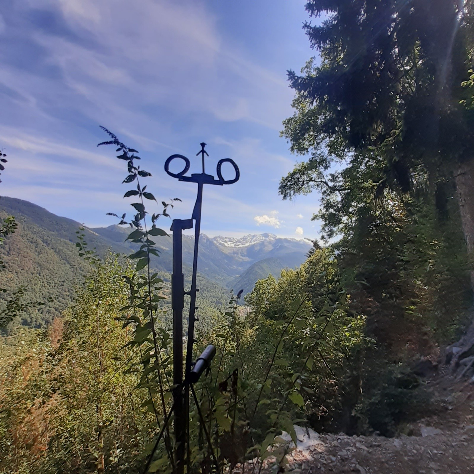 Une des nombreuses étapes culturelles  sur le sentier du Fer, avec vue sur la vallée du Bréda 