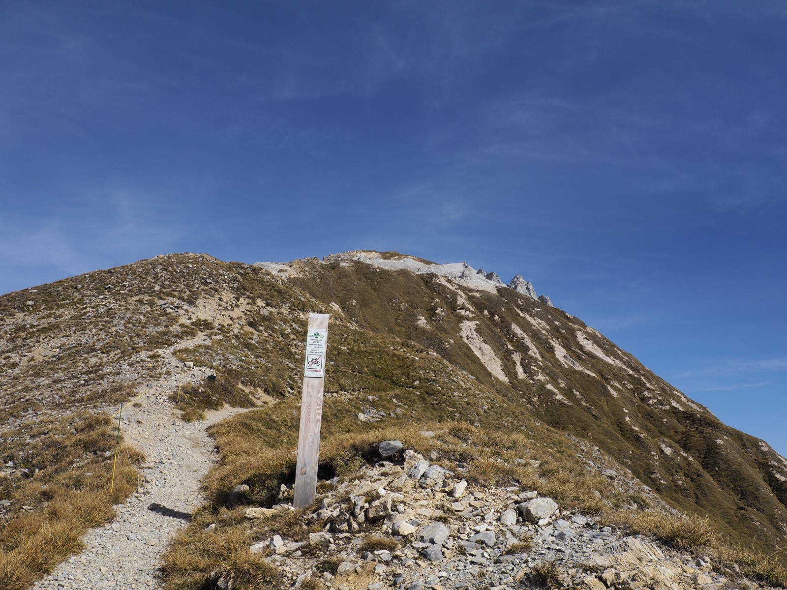 Arête sud du Petit Mont Blanc et le panneau d'interdiction 