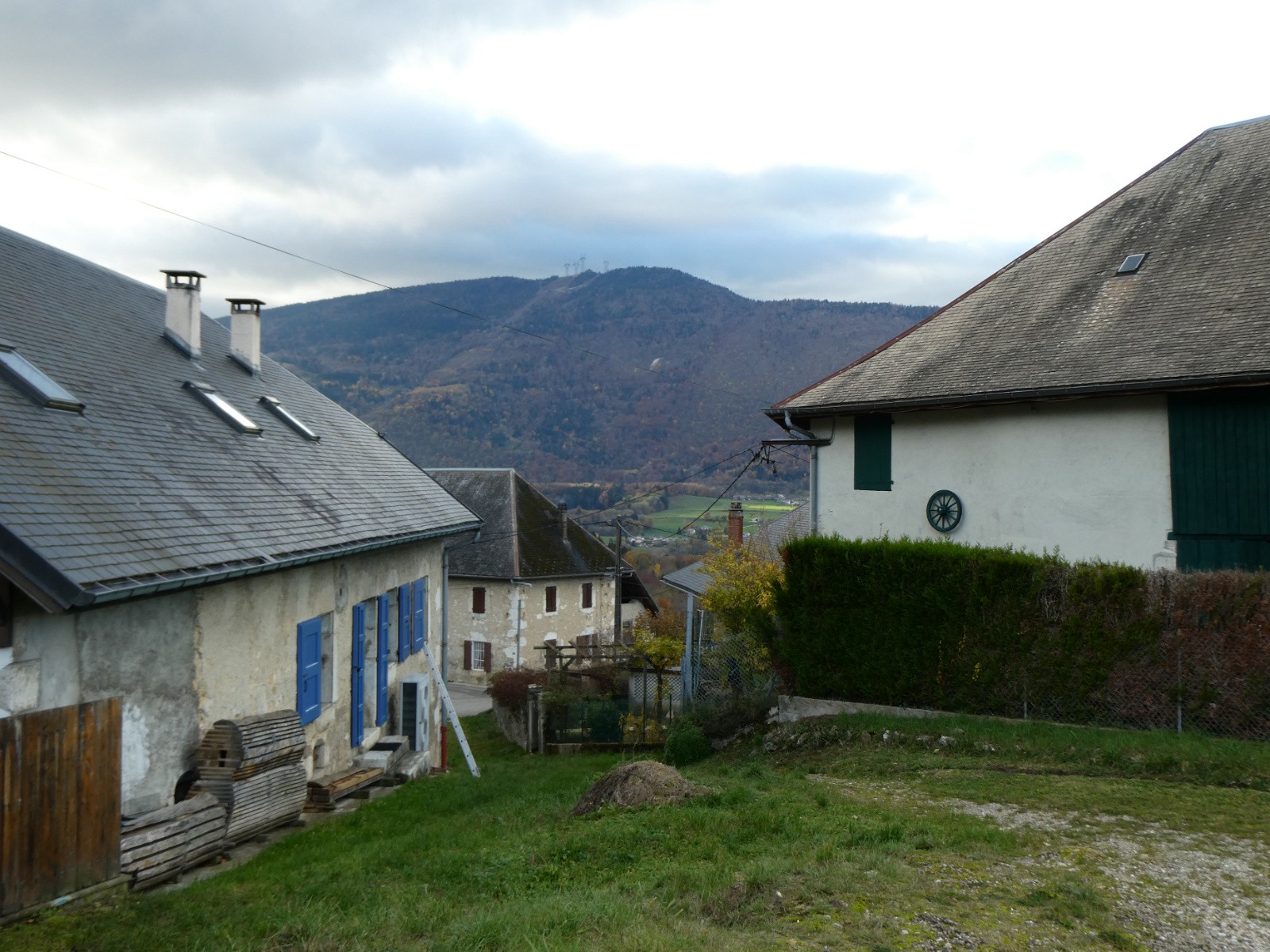 Hameau de la Combe et le Mont Grelle 